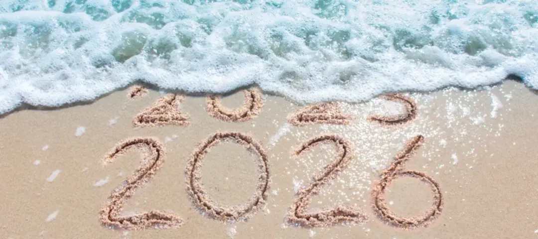 Inscription 2026 sur le sable remplaçant 2025 effacé par une vague pour illustrer la nouvelle sélection 2026